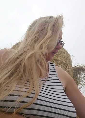MaraBoobs's Porno Video: Kein Bett im Kornfeld, aber….